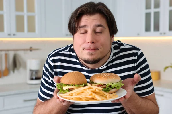 Buon Uomo Sovrappeso Con Gustosi Hamburger Patatine Fritte Cucina — Foto Stock