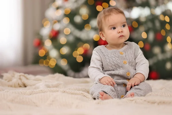 Cute Little Baby Dzianiny Koc Przed Rozmytymi Świąteczne Światła Miejsce — Zdjęcie stockowe