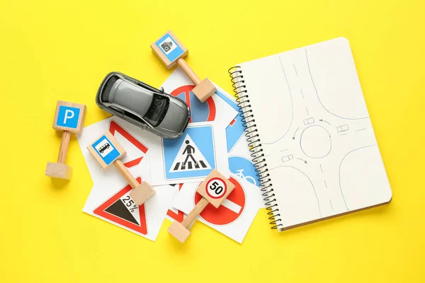 표지판 노란색 배경에 장난감 자동차를 스케치 — 스톡 사진