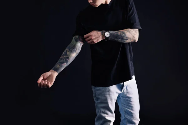 Junger Mann Mit Tätowierungen Auf Schwarzem Hintergrund Nahaufnahme — Stockfoto