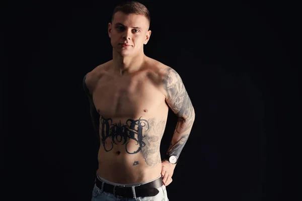 Сорочки Молодий Чоловік Татуюваннями Чорному Тлі — стокове фото