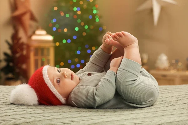 Cute Little Baby Leżące Dzianiny Kratę Pokoju Urządzone Boże Narodzenie — Zdjęcie stockowe