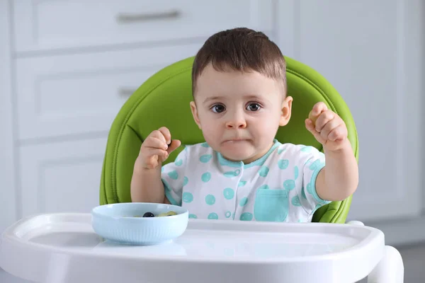 かわいい赤ちゃん食べる健康食品で高い椅子で自宅 — ストック写真