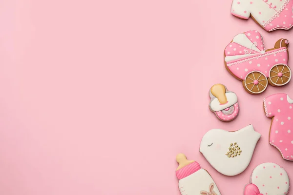 Schattige Smakelijke Koekjes Van Verschillende Vormen Roze Achtergrond Plat Gelegd — Stockfoto