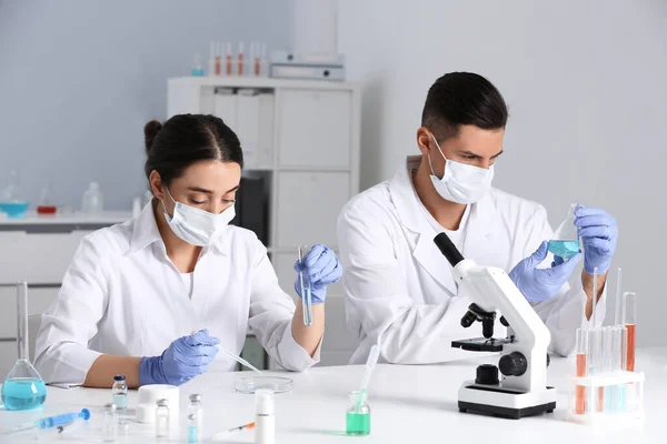 Científicos Trabajando Con Muestras Laboratorio Químico —  Fotos de Stock