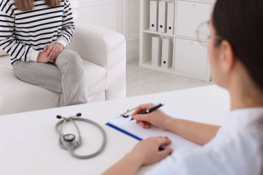 Genç bir bayanın klinikte cinsel yolla bulaşan hastalıklar uzmanıyla randevusu var.