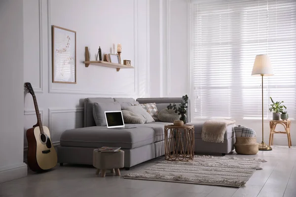 Living Room Comfortable Grey Sofa Stylish Interior Elements Window — Stock Photo, Image