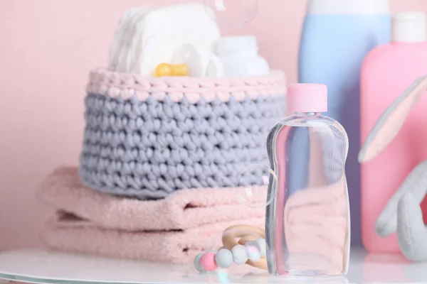 Baby Cosmetische Producten Speelgoed Accessoires Witte Tafel Tegen Een Roze — Stockfoto