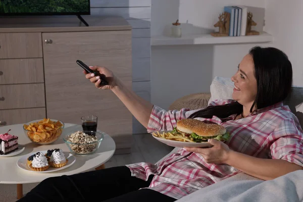 Felice Donna Sovrappeso Con Cibo Malsano Guardando Sul Divano Casa — Foto Stock