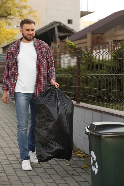 Muž Nesoucí Pytlík Odpadky Koše Venku — Stock fotografie