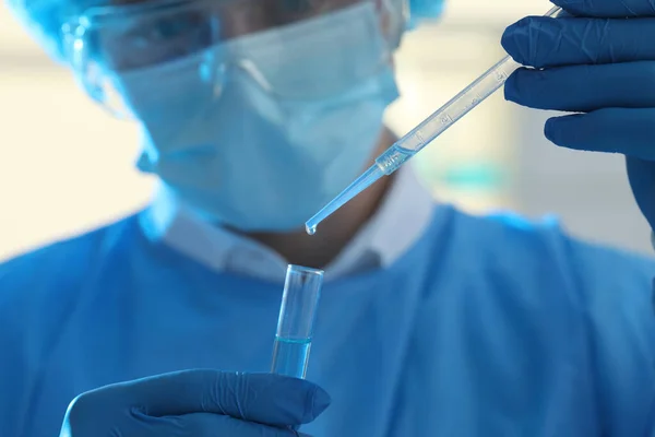 Scientist Dripping Sample Test Tube Laboratory Closeup Medical Research — Stockfoto