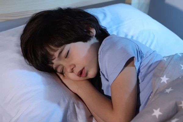 Bonito Menino Dormindo Cama Casa — Fotografia de Stock