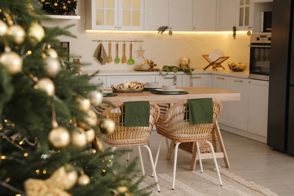 Krásný Vánoční Stromek Prostorné Kuchyni Detailní Záběr Mezera Pro Text — Stock fotografie