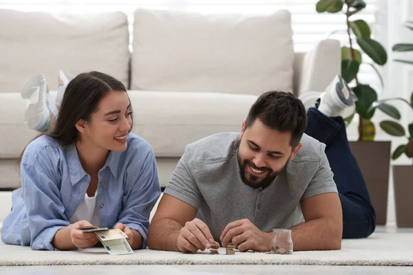 Feliz Joven Pareja Contando Dinero Suelo Casa — Foto de Stock