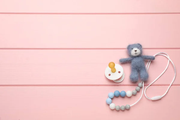 Roztomilé Dětské Hračky Dudlík Růžovém Dřevěném Pozadí Byt Ležel Mezera — Stock fotografie