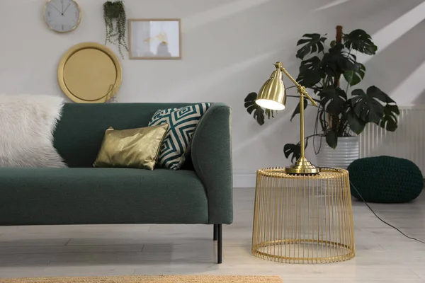 スタイリッシュなランプと快適なソファ付きのリビングルームのインテリア — ストック写真