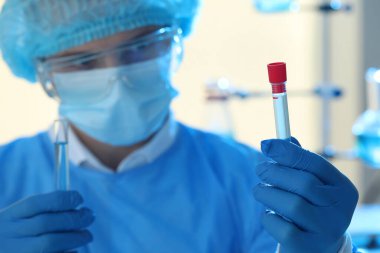 Laboratuvarda numunelerle çalışan bir bilim adamı. Tıbbi araştırma