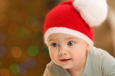 Sevimli küçük bebek ve arka planda bulanık Noel ışıkları, mesaj için yer. Kış tatili