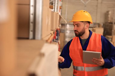 Depoda tabletli bir adam çalışıyor. Lojistik Merkezi