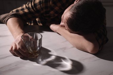 Alkollü içkiye bağımlı adam mutfakta uyuyor, yakın plan.