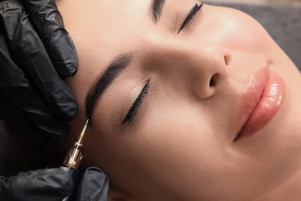 Young Woman Undergoing Procedure Permanent Eyebrow Makeup Tattoo Salon Closeup — Stock Photo, Image