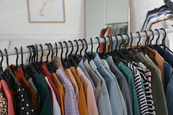 Rack Κομψά Ρούχα Εσωτερικούς Χώρους Closeup Γρήγορη Μόδα — Φωτογραφία Αρχείου