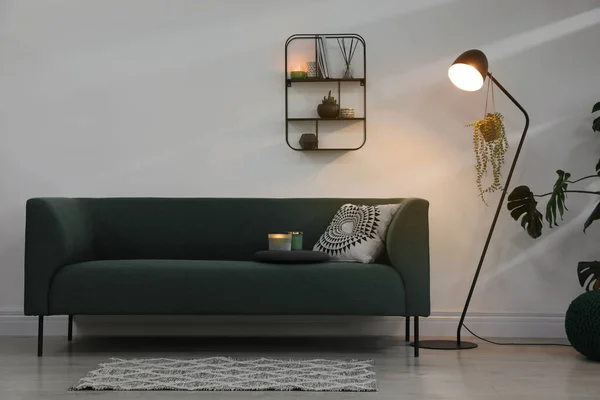スタイリッシュなランプと快適なソファ付きのリビングルームのインテリア — ストック写真