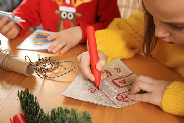 Lindo Niño Pequeño Haciendo Hermosa Tarjeta Felicitación Navidad Mesa Madera — Foto de Stock