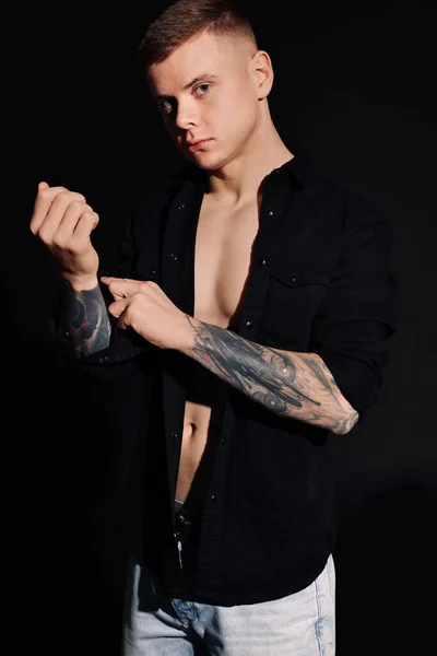 Junger Mann Mit Tätowierungen Schwarzen Hemd Auf Dunklem Hintergrund — Stockfoto