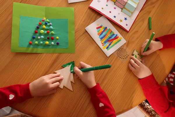 Niños Pequeños Haciendo Manualidades Navideñas Mesa Madera Vista Superior — Foto de Stock