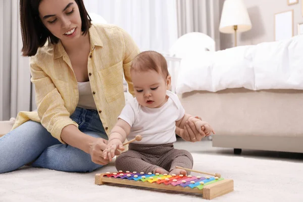 Niedliches Baby Und Mutter Spielen Hause Mit Xylophon Auf Dem — Stockfoto