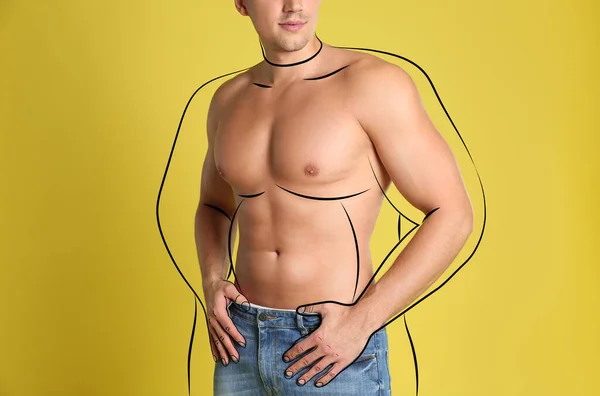 Sportovní Muž Hubnutí Žlutém Pozadí Detailní Pohled — Stock fotografie