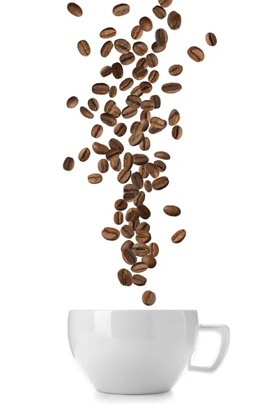 Aromatische Gebrande Koffiebonen Vallen Beker Witte Achtergrond — Stockfoto