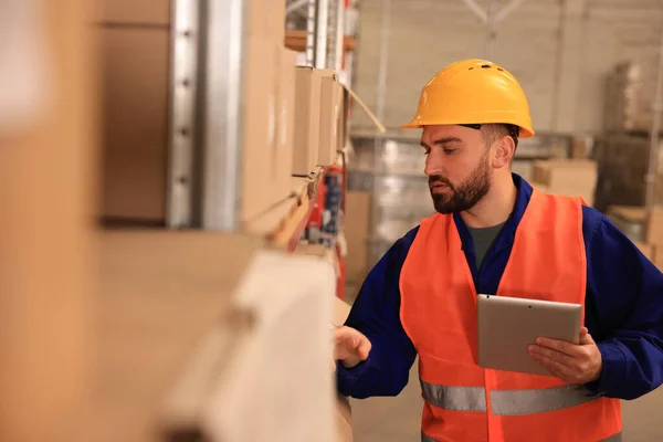 Homem Com Tablet Trabalhar Armazém Centro Logística — Fotografia de Stock