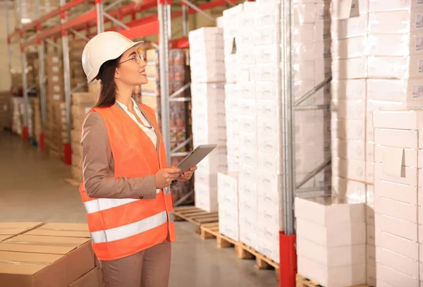 Vrouw Met Tablet Aan Het Werk Magazijn Logistiek Centrum — Stockfoto