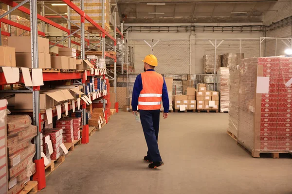 Homme Avec Tablette Travaillant Entrepôt Vue Arrière Centre Logistique — Photo