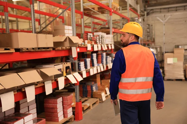 Homme Avec Tablette Travaillant Entrepôt Vue Arrière Centre Logistique — Photo