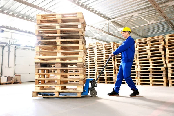 Worker Moving Wooden Pallets Manual Forklift Warehouse — Fotografia de Stock