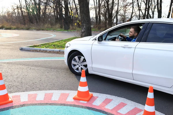 Jovem Carro Pista Testes Com Cones Trânsito Escola Condução — Fotografia de Stock