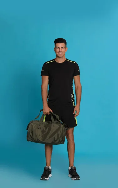 Hombre Guapo Con Bolsa Deporte Sobre Fondo Azul Claro — Foto de Stock