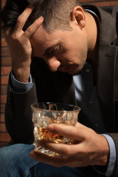 Εθισμένος Άνθρωπος Ένα Ποτήρι Αλκοολούχο Ποτό Κοντά Στο Κόκκινο Τούβλο — Φωτογραφία Αρχείου