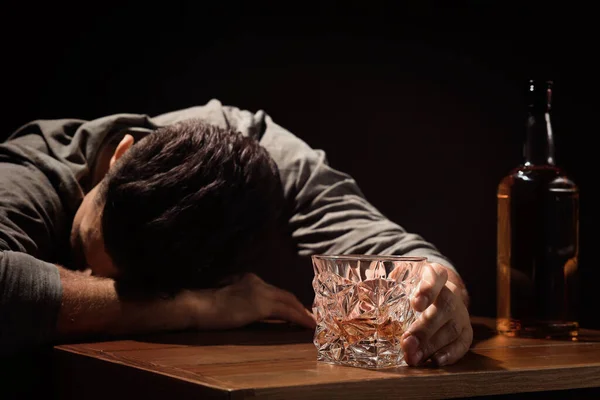 Verslaafde Man Met Glas Alcoholische Drank Aan Houten Tafel Tegen — Stockfoto