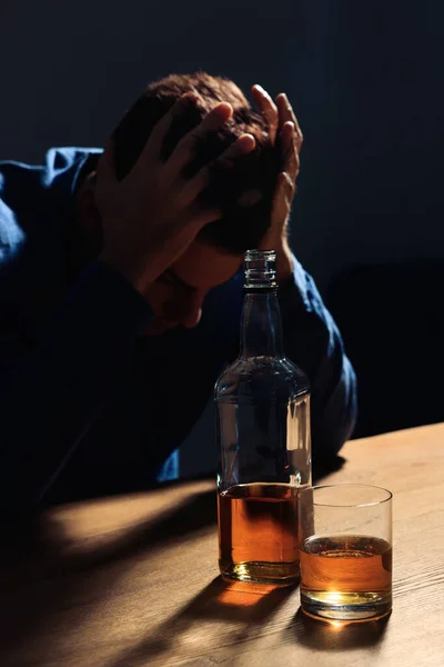 Εθισμένος Άνδρας Αλκοολούχο Ποτό Ξύλινο Τραπέζι Εσωτερικούς Χώρους — Φωτογραφία Αρχείου