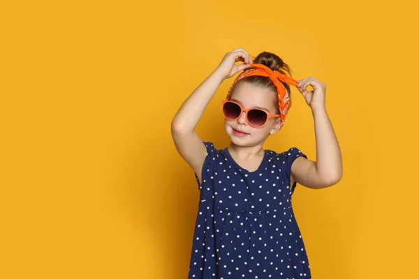 Linda Niña Con Estilo Bandana Gafas Sol Sobre Fondo Naranja — Foto de Stock