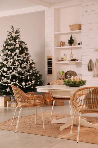 Útulná Jídelna Interiér Vánoční Stromeček Slavnostní Výzdoba — Stock fotografie