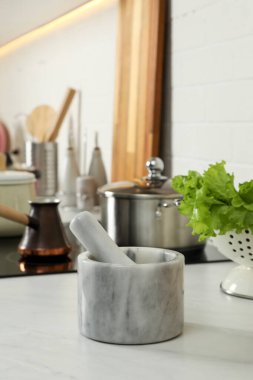 Mutfak tezgahında tokmaklı mermer havan topu. Mutfak aletleri