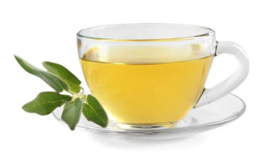 Bir fincan aromatik adaçayı ve beyaz yapraklar.