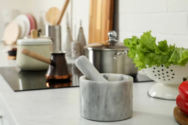 Marmormörtel Mit Stößel Auf Der Küchentheke Kochutensilien — Stockfoto