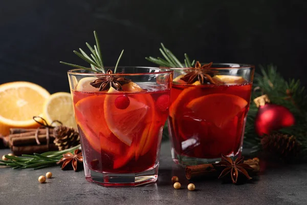 Νόστιμο Ποτό Γροθιά Cranberries Πορτοκάλι Και Μπαχαρικά Γκρι Τραπέζι — Φωτογραφία Αρχείου