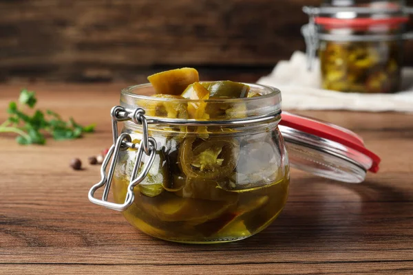 Tarro Vidrio Con Rodajas Chiles Jalapeños Verdes Vinagre Sobre Mesa —  Fotos de Stock